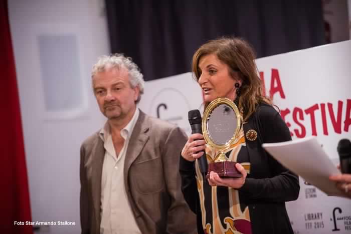 21 LA TERRA DEI SANTI Di Fernando Muraca Miglior Film Foggia Film Festival 2015. Ha Ritirato Il Premio Silvia Gonella Presidente Kinesis Film.